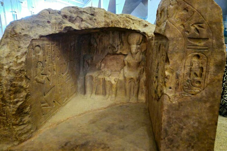 Monuments à l'intérieur du musée du Grand Égyptien de Gizeh.