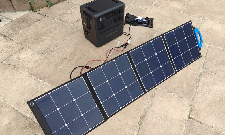 Test du générateur électrique portable avec des panneaux solaires.