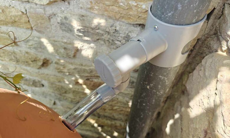 Un récupérateur d'eau de pluie pour adapter sur une gouttière.