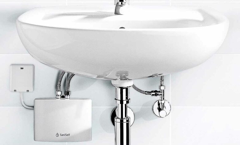 Chauffe-eau instantané installé sous un lavabo.