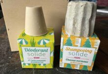 Un shampoing et un déodorant en cosmétiques solides.