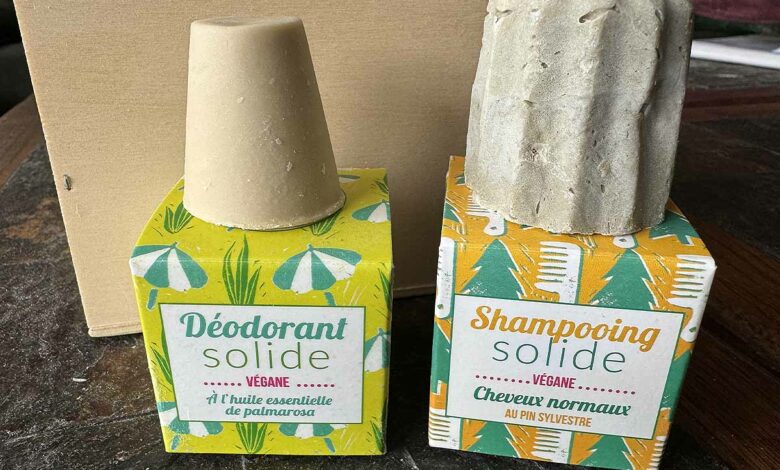 Un shampoing et un déodorant en cosmétiques solides.