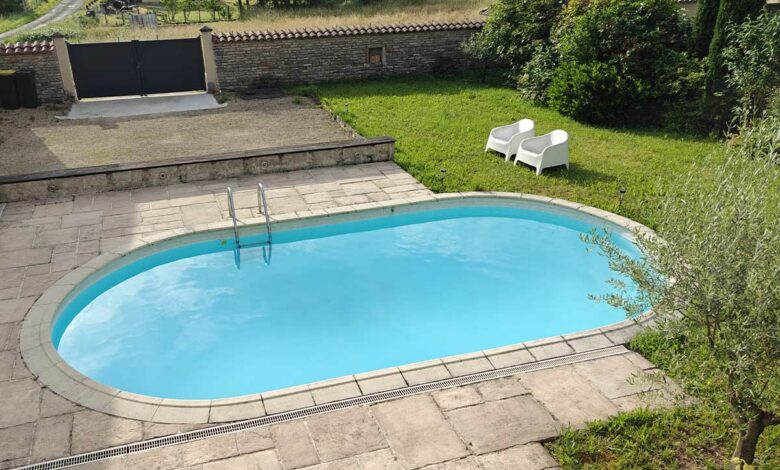 Pour conserver une piscine propre, un entretien régulier est nécessaire.