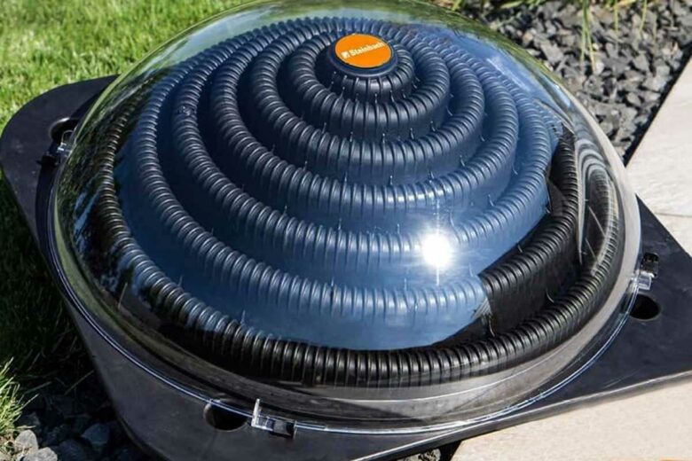 Un chauffage de piscine solaire en forme de dome.
