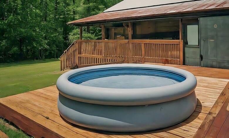 Une piscine chauffée par le soleil.