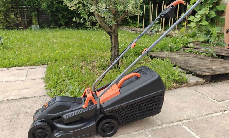 Cette tondeuse électrique est actuellement en promotion.