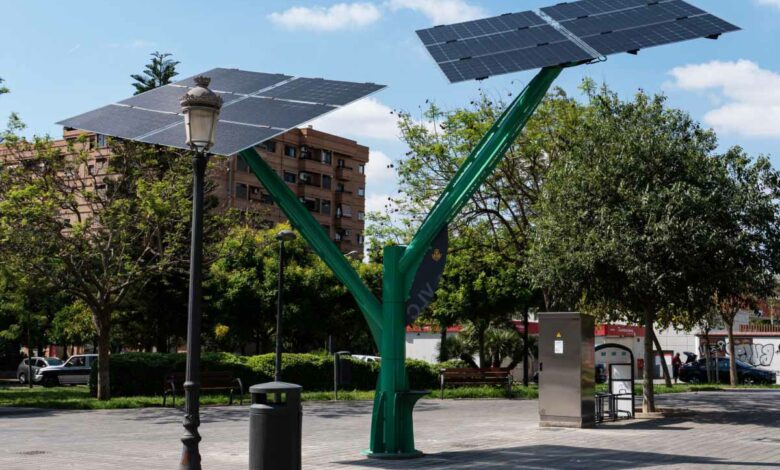 Des arbres solaires à Valence en guise de mobilier urbain.