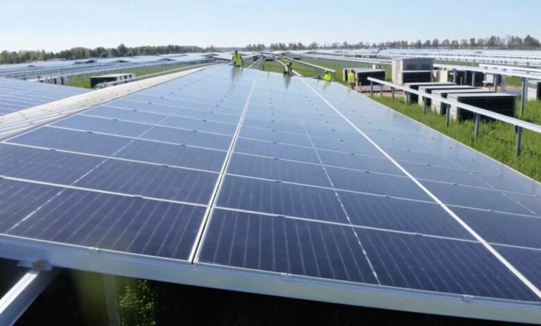 JinkoSolar vient d'annoncer un nouveau record atteint avec sa cellule solaire tandem pérovskite/silicium TOPCOn de type N affichant un rendement de 33,24 %.