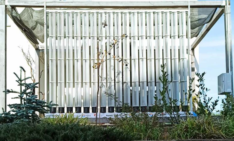 Un panneau éolien installé comme clôture d'une pergola afin de générer de l'électricité.