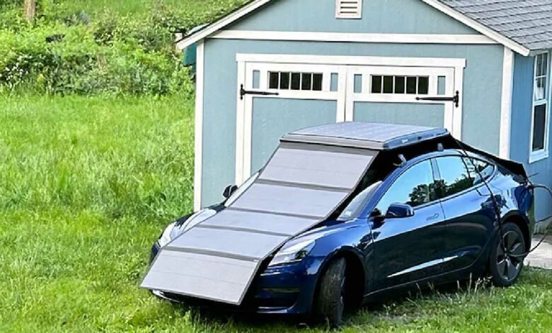 Un coffre de toit bardé de panneaux solaires pour recharger les véhicules électriques.