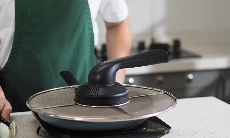 Un couvercle de casserole qui sert de hotte filtrante.