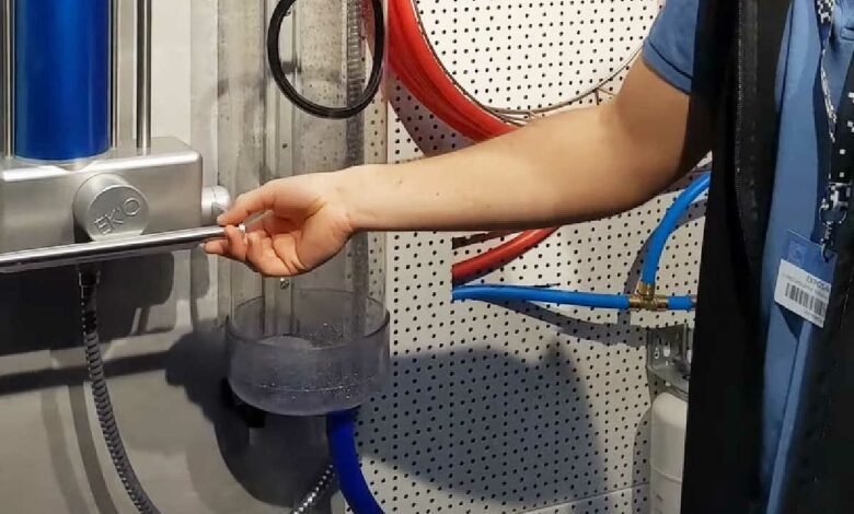 Un procédé qui permet d'économiser l'eau froide de votre douche avant qu'elle ne soit à température.