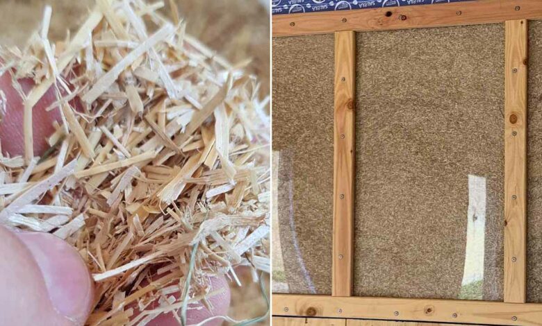La paille, une fois broyée, est insufflée dans des panneaux isolants.