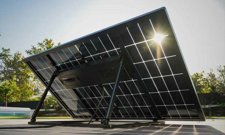 Un kit panneau solaire doté d'une batterie modulaire intégrée.