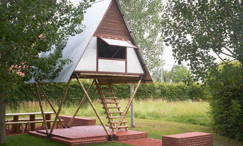 Une maison en A sur pilotis pour limiter les risques dus aux inondations.