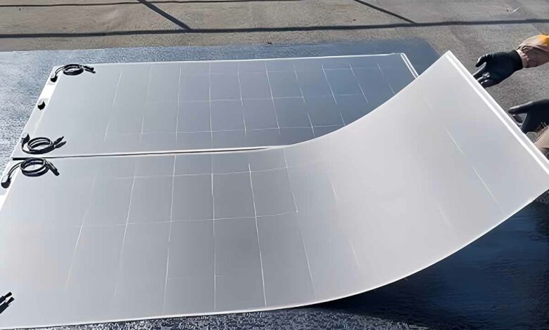 Des panneaux solaires souples et adhésifs pour des toits terrasse à faible portance.