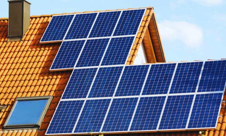 Des panneaux solaires plug and play qui peuvent s'installer sur une toiture.