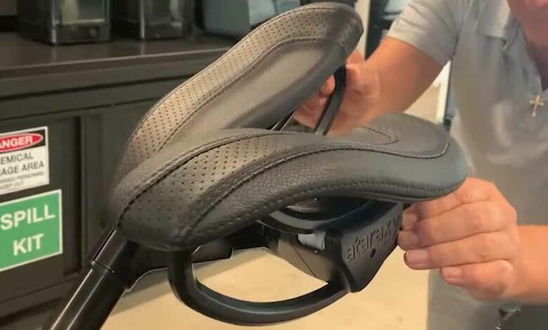 Une selle en deux parties pour assurer un maintien et un confort optimal aux cyclistes.
