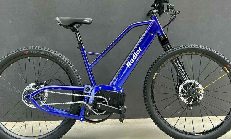 Un vélo électrique avec une suspension innovante.