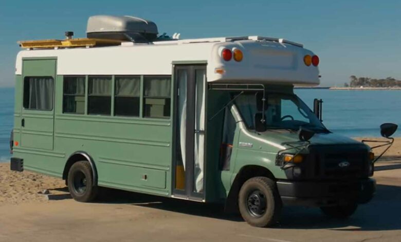 Un bus scolaire entièrement aménagé en habitation.