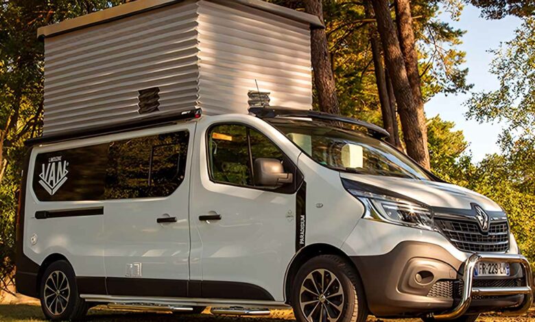 Un van aménagé avec un toit dépliable.