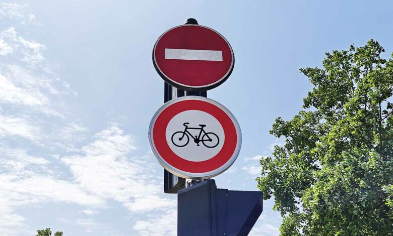 Le panneau d'interdiction à la circulation des cyclistes a été modifié dans le Code de la route dernièrement.