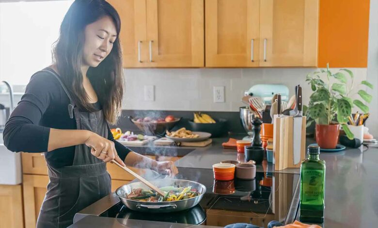 Des plaques à induction pour cuisiner, alimentées par des batteries.