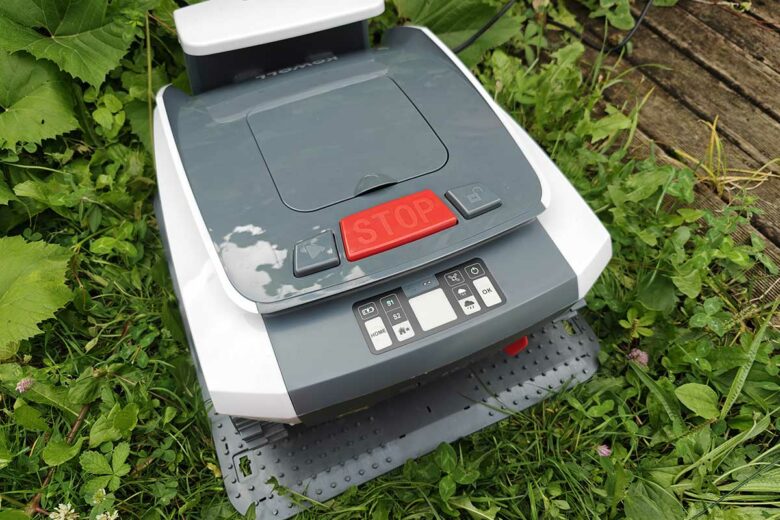 Le robot tondeuse sur sa base de recharge.