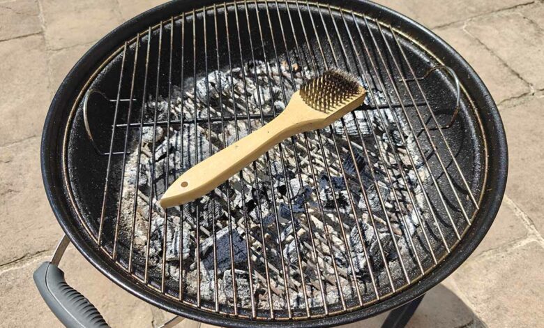 Une brosse métallique pour vous simplifier le nettoyage de la grille de barbecue.
