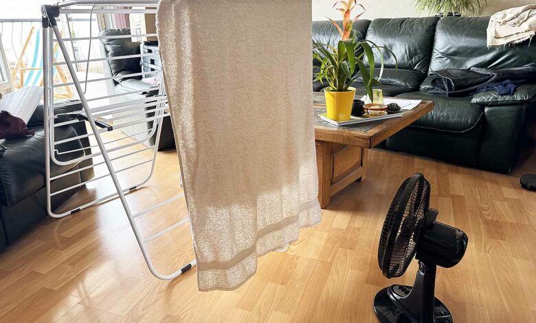 Refroidissement adiabatique fait maison, un étendoir, une serviette humide et un ventilateur.