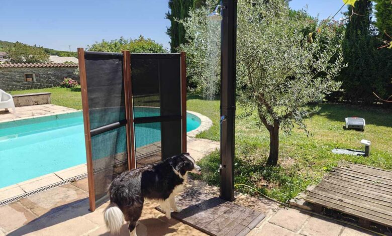 Une douche solaire qui ravit toute la famille et même les animaux !