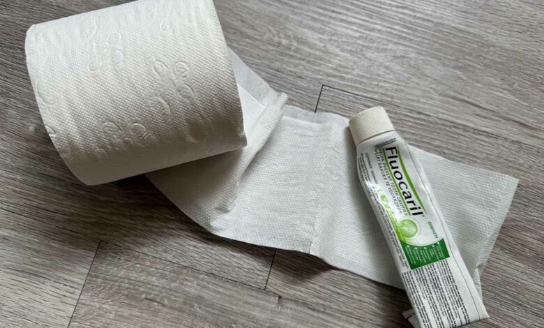 Du papier toilette et du dentifrice pour faire un répulsif anti-moustiques.