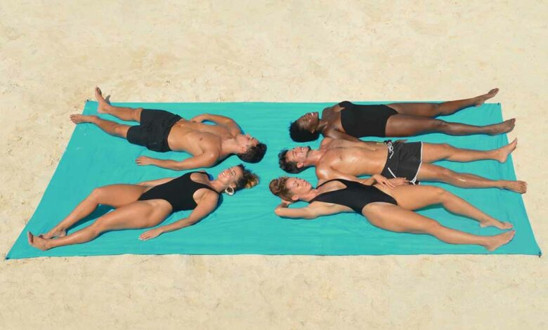 Un drap de plage géant avec des fixations pour qu'il ne s'envole pas.