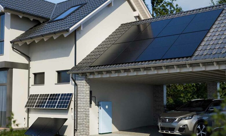 Différents panneaux solaires et une batterie résidentielle de la gamme Beem Energy.