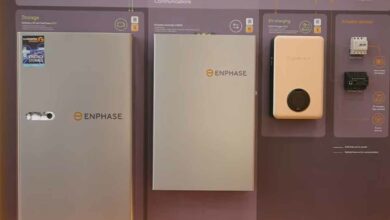 Présentation de batteries Enphase lors d'une convention européenne.
