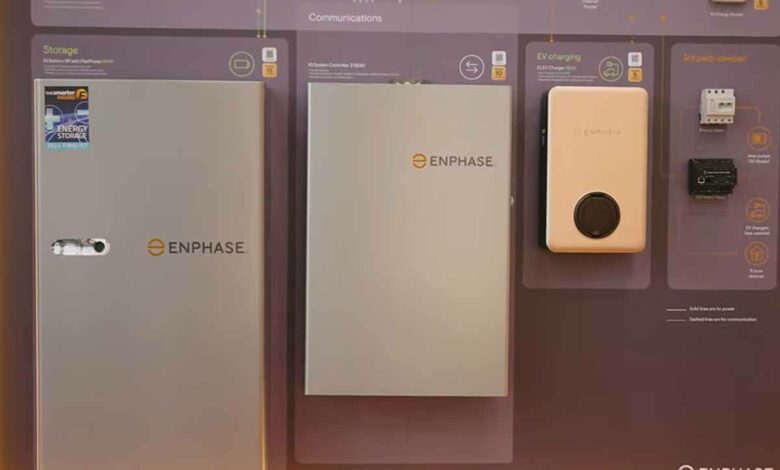 Présentation de batteries Enphase lors d'une convention européenne.