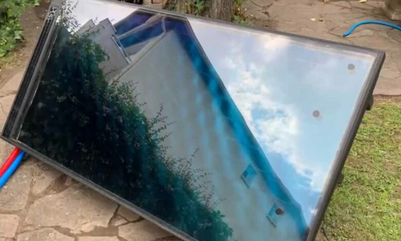Un chauffe-eau solaire en cours d'installation.