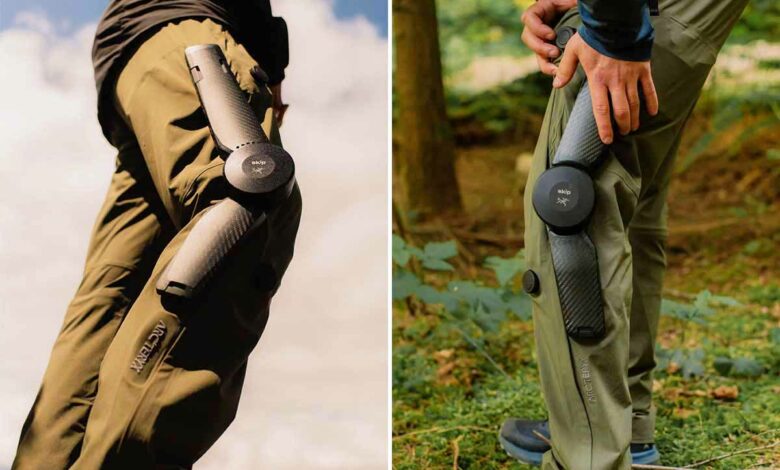 Un exosquelette directement posé sur un pantalon.