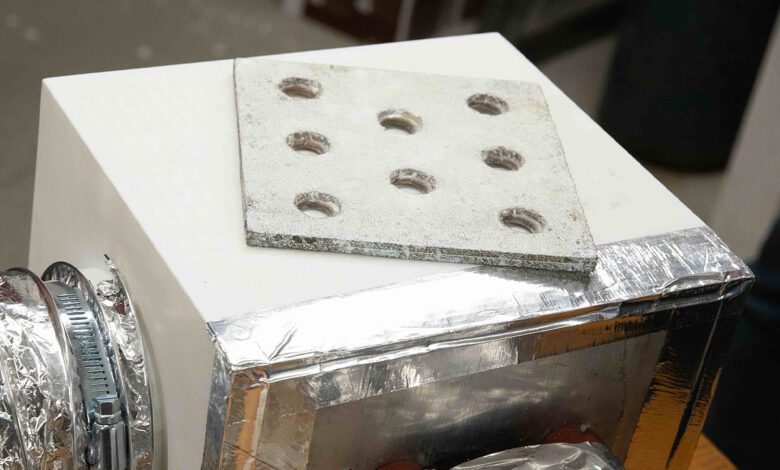 L'appareil utilise des panneaux de matériau adsorbant à base de fumarate d'aluminium pour capturer les molécules d'eau dans l'atmosphère.