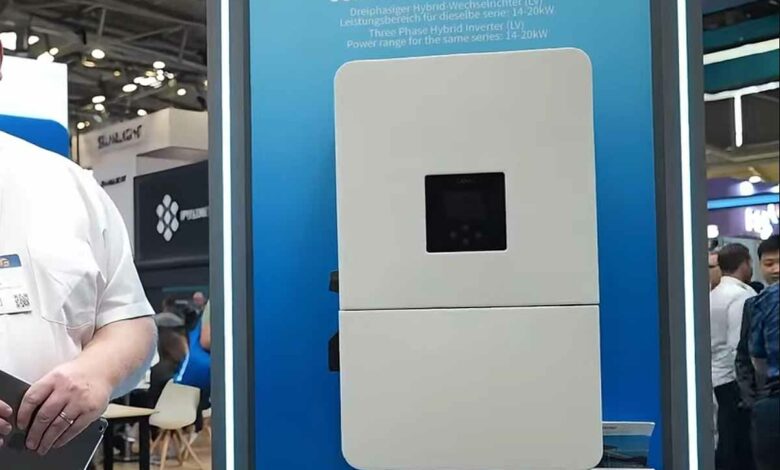 La nouvelle gamme d'onduleur hybride de Deye présentée lors du salon Intersolar Europe à Munich.
