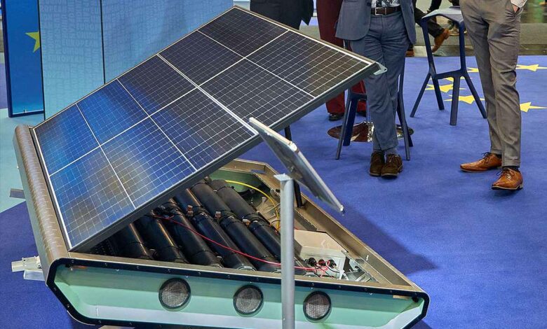 Ce panneau solaire, présenté lors d'un salon, peut produire de l'hydrogène.