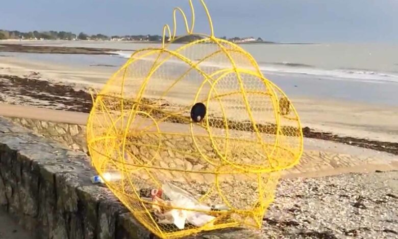 Un retraité fabrique des poubelles en forme de poisson.