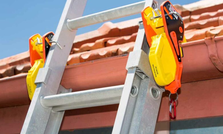 Un système d'accroche pour stabiliser et sécuriser une échelle lors de travaux en hauteur.