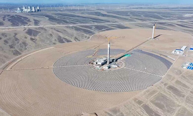 Deux tours et un parc de miroirs pour produire de l'énergie.