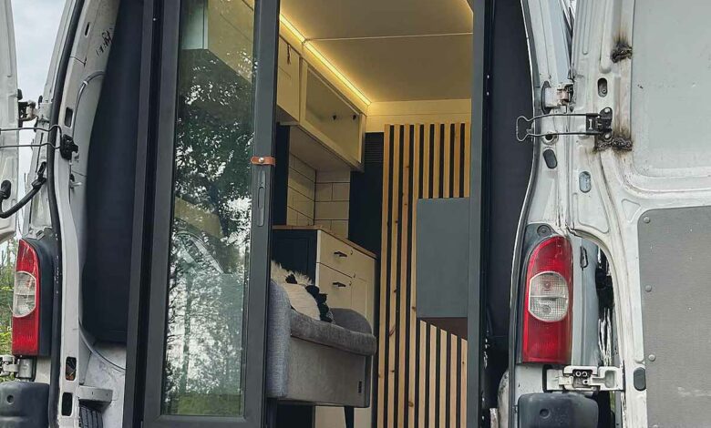 Des cubes d'aménagement pour transformer un fourgon en camping car.