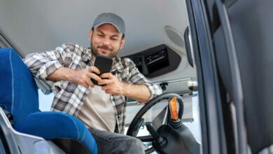 Un agriculteur qui consulte son téléphone.