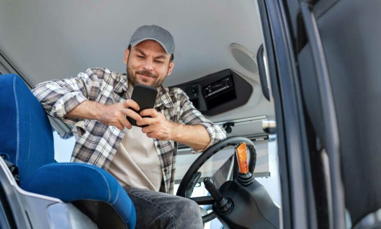 Un agriculteur qui consulte son téléphone.