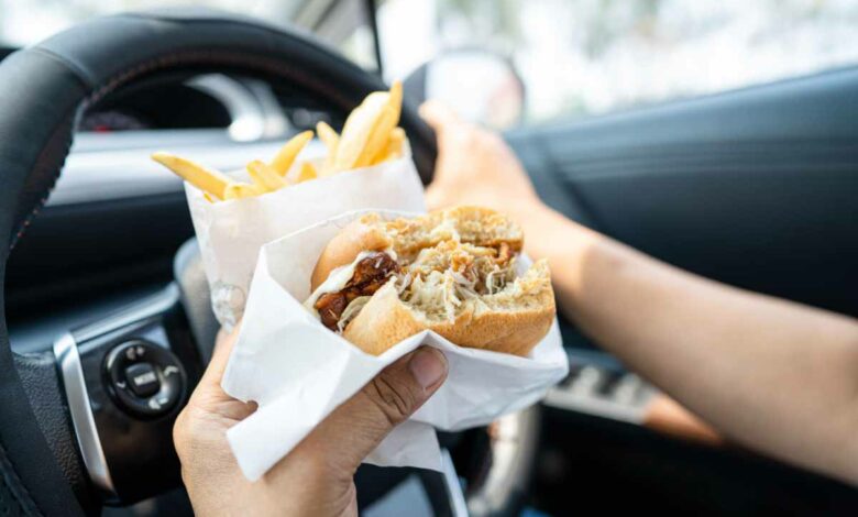 Manger au volant est un comportement dangereux.