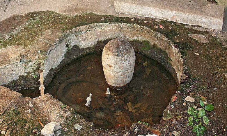 Une ancienne pompe bélier hydraulique dans le village de Vendeuvre-sur Barse.