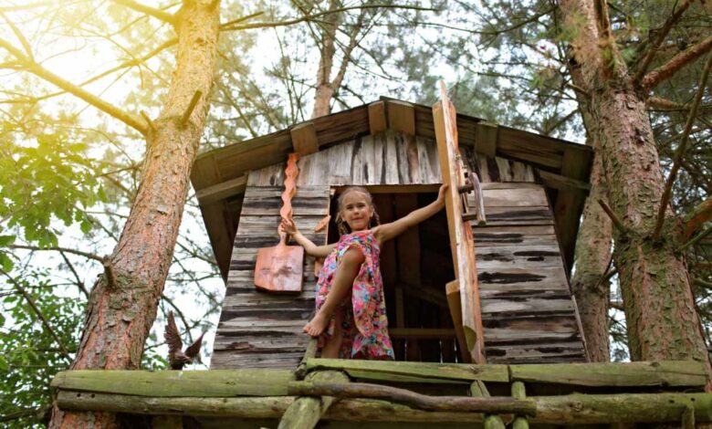 Une jeune fille ravie d'avoir une cabane.